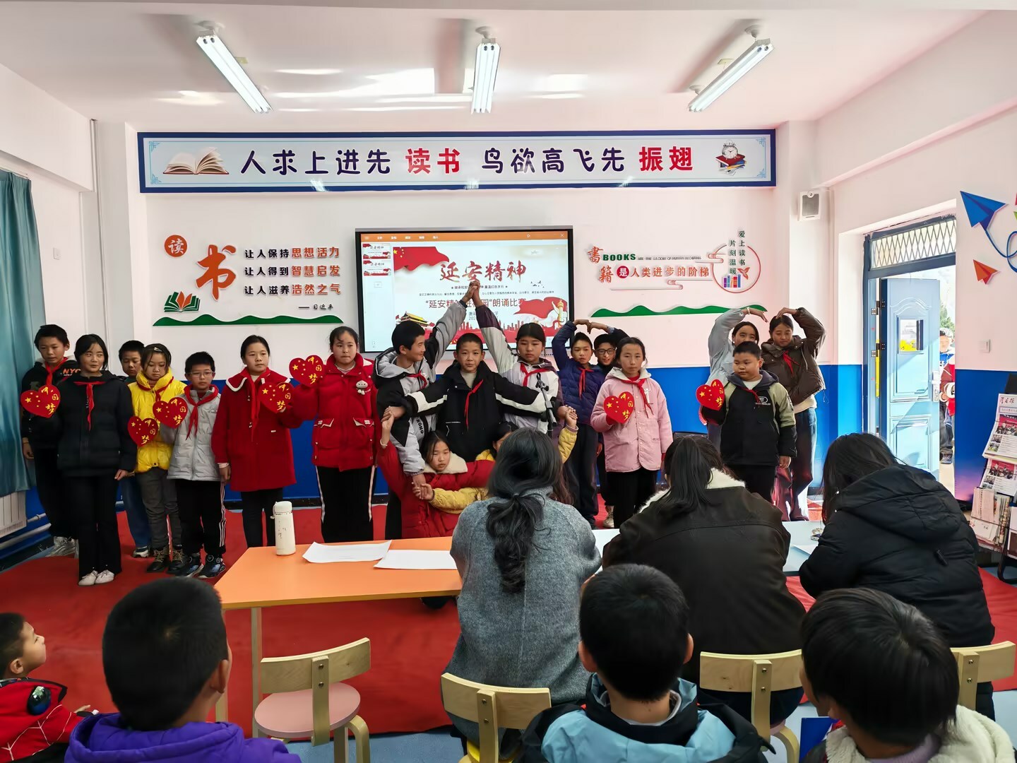 标题二配图:唐藏镇中心小学开展“红星照我向未来 延安精神伴成长”主题展演.jpg