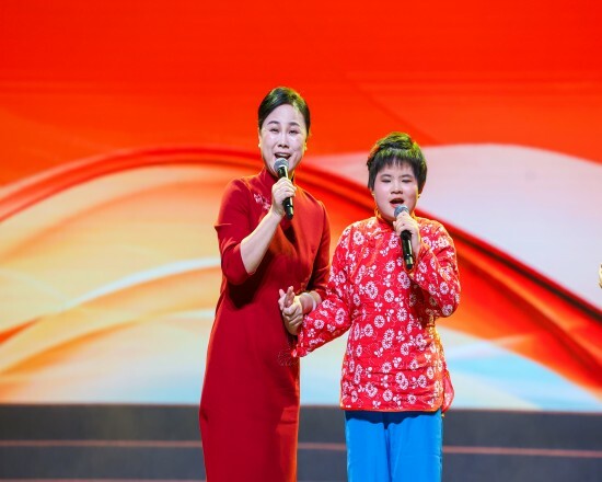 5.4何洁登上省残疾人文艺汇演舞台.jpg